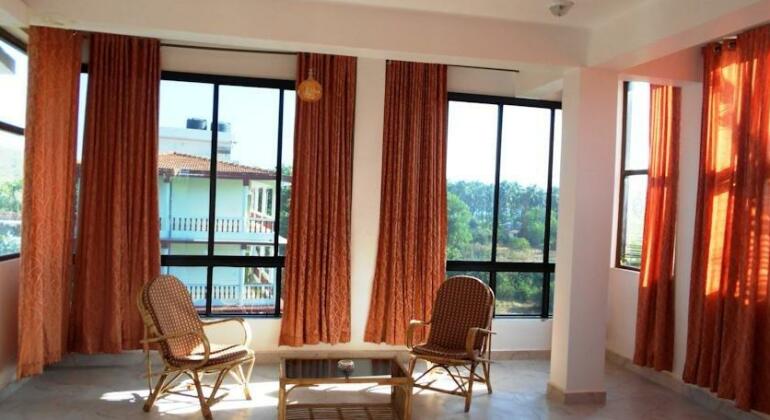 OYO 13311 White Feather Resort - Photo4