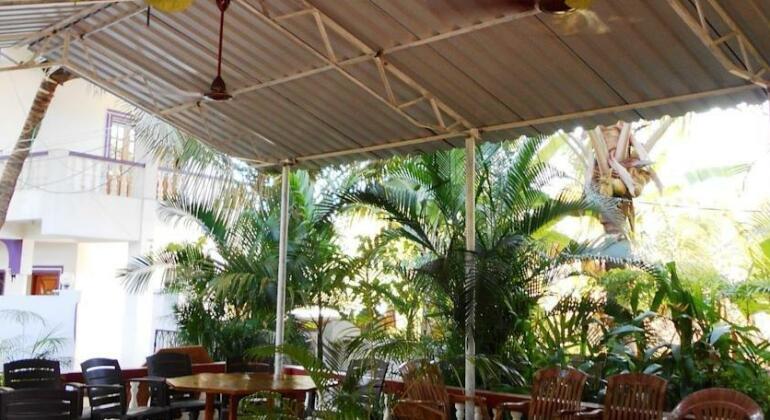 OYO 13311 White Feather Resort - Photo5