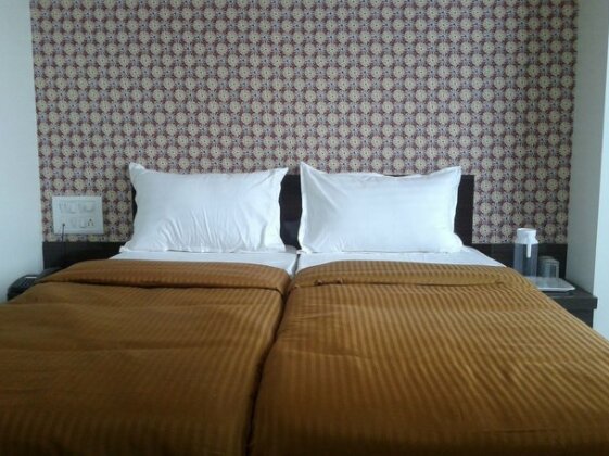 Skyway Inn - Photo2