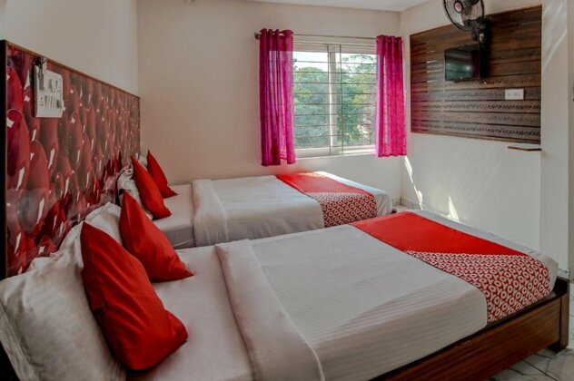 OYO 39873 Amith Deluxe lodge - Photo2