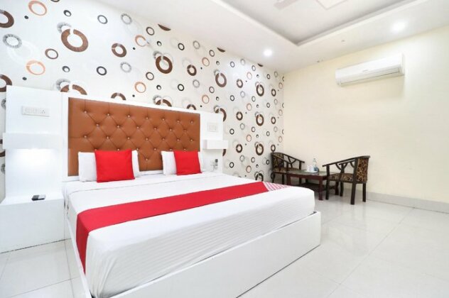 OYO 37148 Hotel Paris