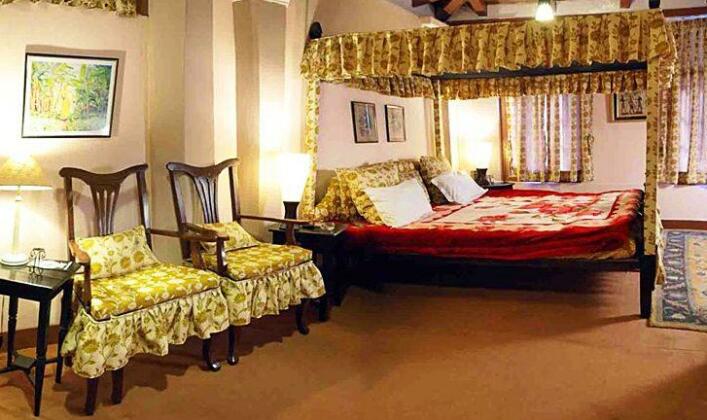 Emiily Lodge - Photo3