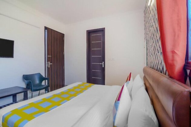 Well-Equipped 11BR Stay near Ramphal Chowk - Photo5