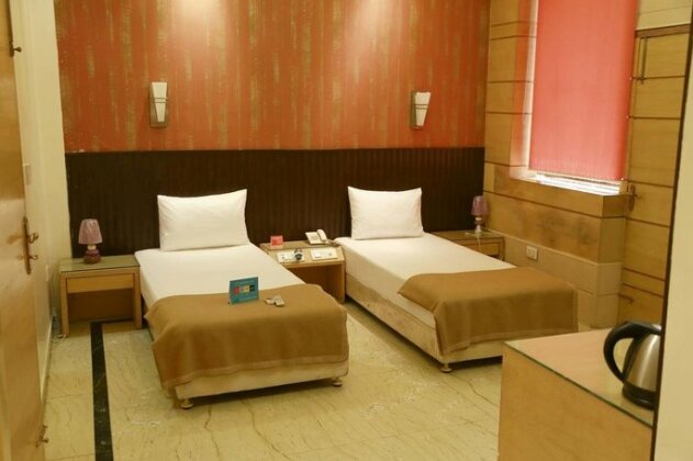 FabHotel Noida Sector 52 - Photo5