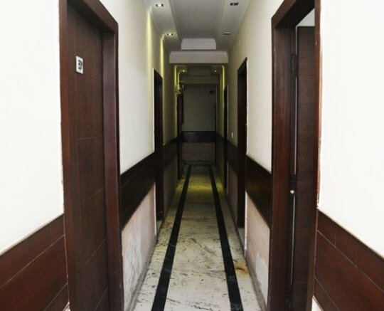 OYO Rooms Noida Sector 12 Metro Hospital - Photo3