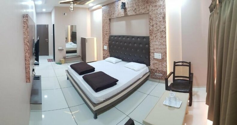 Hotel Blue Diamond Palsana - Photo4