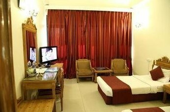 OYO 657 Hotel K C Cross Road - Photo5