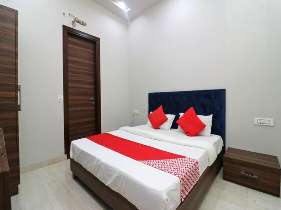 OYO 38799 Savoy Guest House - Photo2