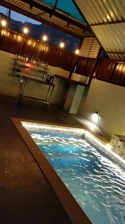 Gogo Premium Pool Party Villa