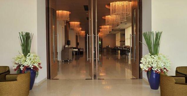 Four Points By Sheraton Hotel and Serviced Apartments - Photo3