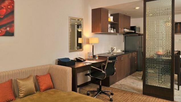 Four Points By Sheraton Hotel and Serviced Apartments - Photo4