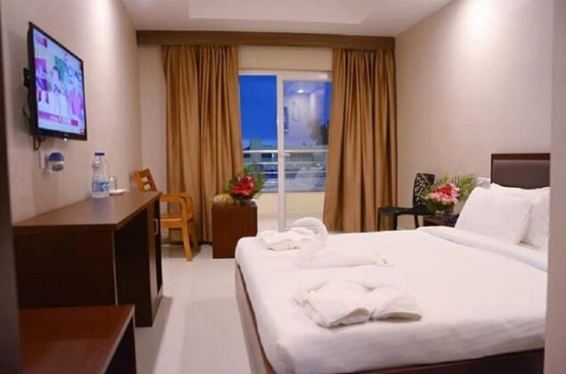 OYO Premium Grand Road Puri - Photo4