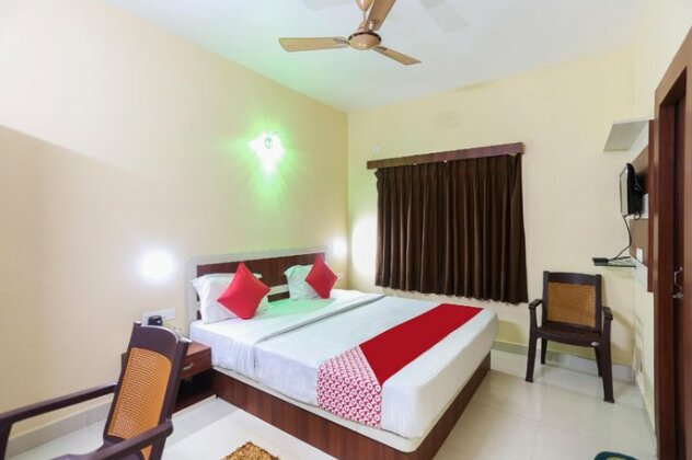 SPOT ON 23179 Hotel Golden Bangala - Photo2
