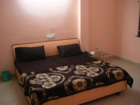 R R Hotel Restaurant & Lounge - Photo3