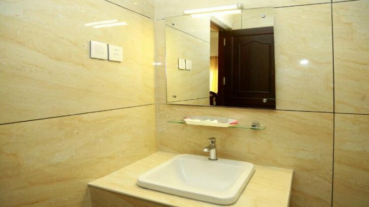 Gayathri Hotels Quilandi - Photo4