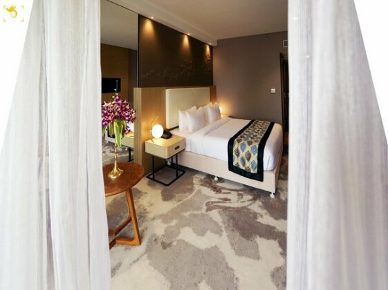 Clarks Inn suites Raipur - Photo4