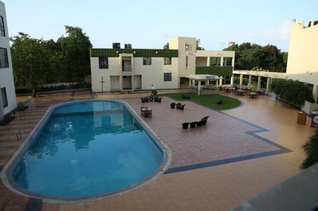 Neel's City Resort - Photo2