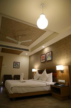 Neel's City Resort - Photo5