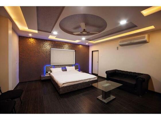 The Jenish Palace & Vista Rooms - Photo3