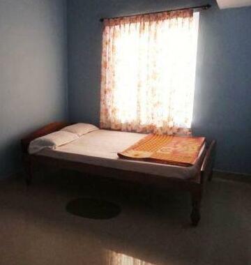 Hollyhock Home Stay - Photo3