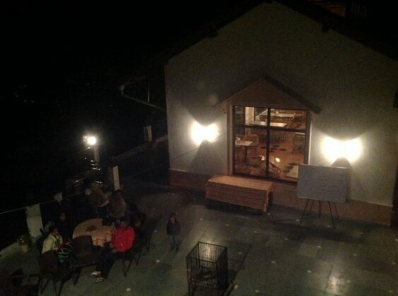 Woodsvilla Resort - Photo2