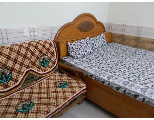 Neat rooms near Geeta Ashram - Photo2