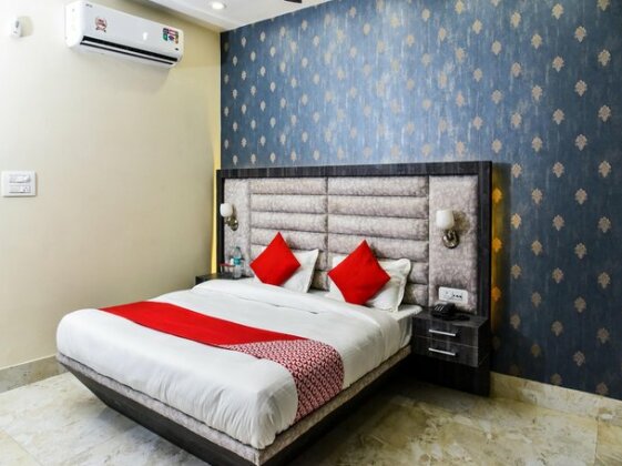 OYO 24972 Hotel Crown Inn - Photo2