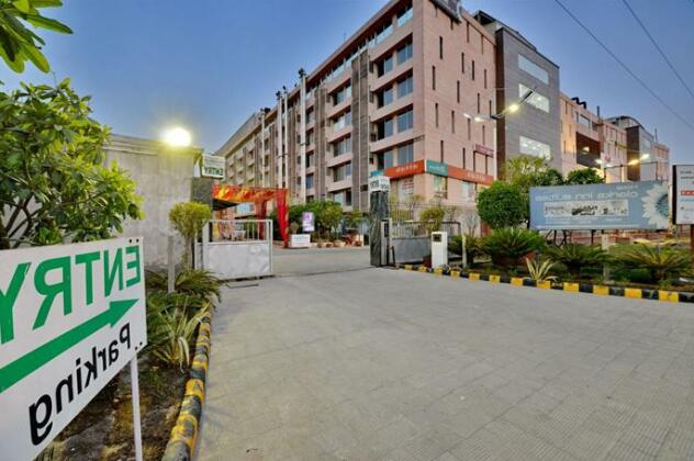 Clarks Inn Suites - Delhi NCR - Photo2