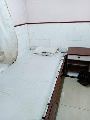 Budget Rooms near Police Bazar - Photo2