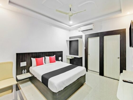 Capital O 35621 Hotel Durga International - Photo3