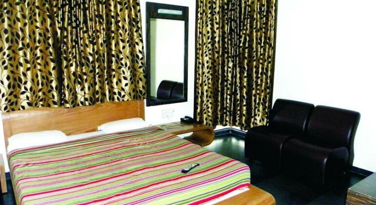 Hotel Shradha Saburi Palace - Photo4