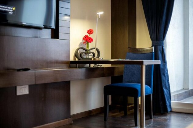 Hotel Saffron Crest - Photo2