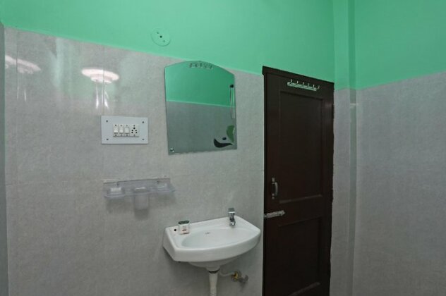 OYO 37054 Amit Guest House - Photo4