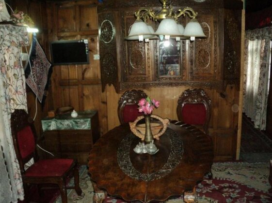 Haroon Houseboat - Photo2