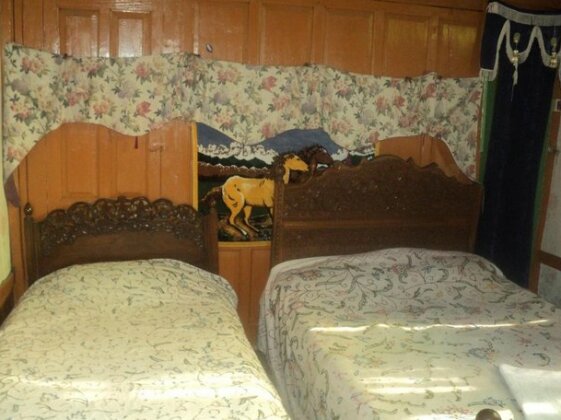 Haroon Houseboat - Photo4