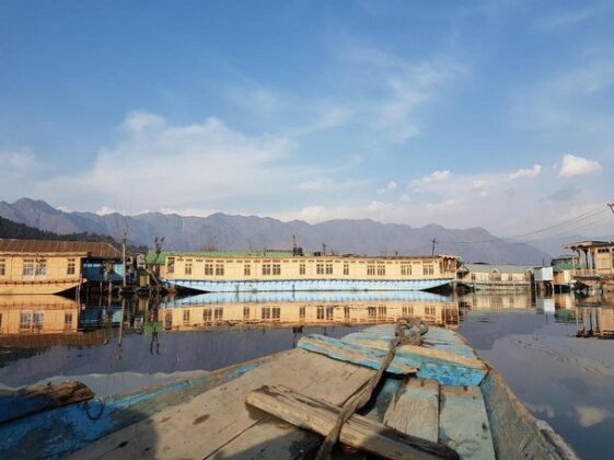 Houseboat Moon of Kashmir - Photo2