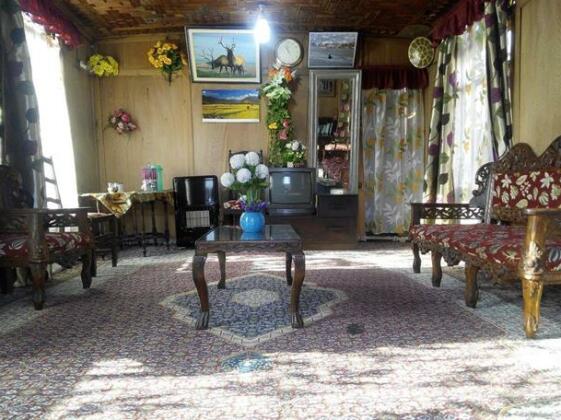 Houseboat Retreet - Photo3