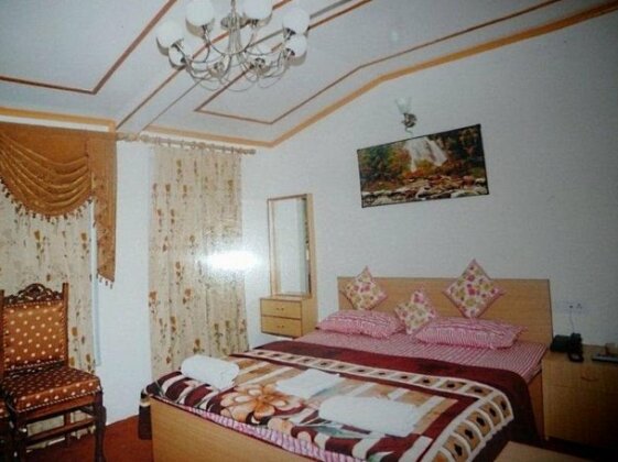 Krimzon Manor - Photo5