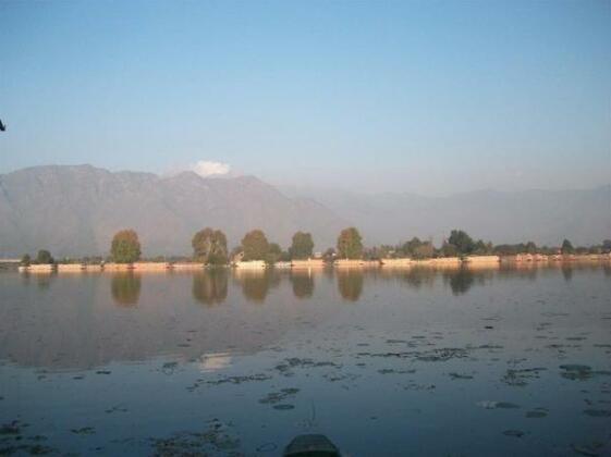 New Lucky Kashmir Houseboat