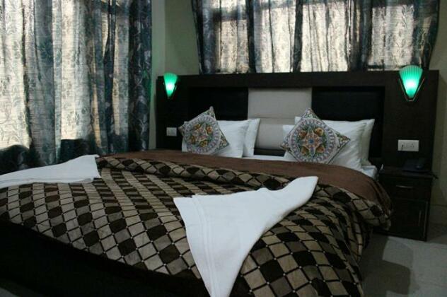 OYO 12202 Hotel Samar - Photo2