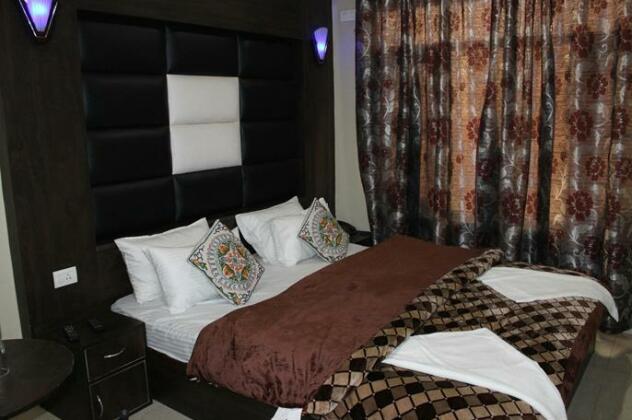 OYO 12202 Hotel Samar - Photo4