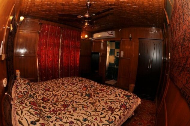 Peace of Mind Group of Houseboat - Photo3