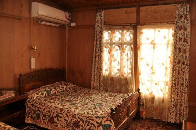 Peace of Mind Group of Houseboat - Photo4