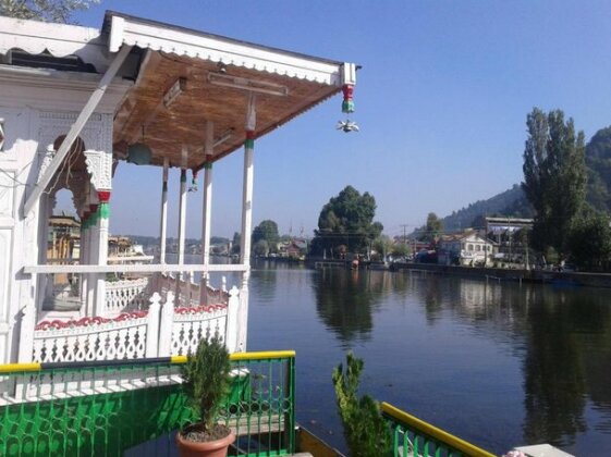 S Group Of Houseboat