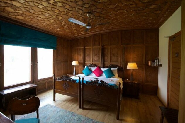 Sukoon Houseboat Dal Lake - Photo4
