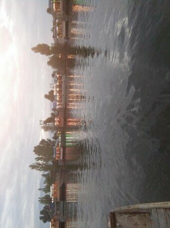 Tashkand Houseboat