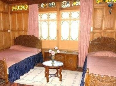 V Resorts Cutty Sark House Boat - Photo3