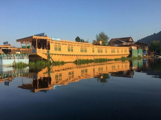 Young Beauty Star Houseboat