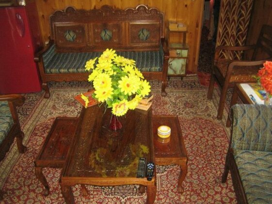 Young Life Houseboat - Photo3