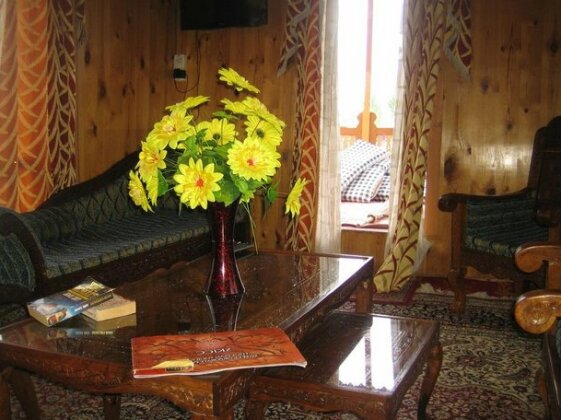 Young Life Houseboat - Photo4